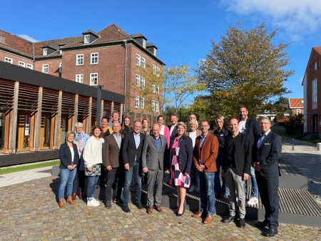 Das Netzwerk rund um den Kindesschutz hat viele Gesichter: Fachkräfte und Veranstalter der Schulleitervollversammlung © Kreis Paderborn